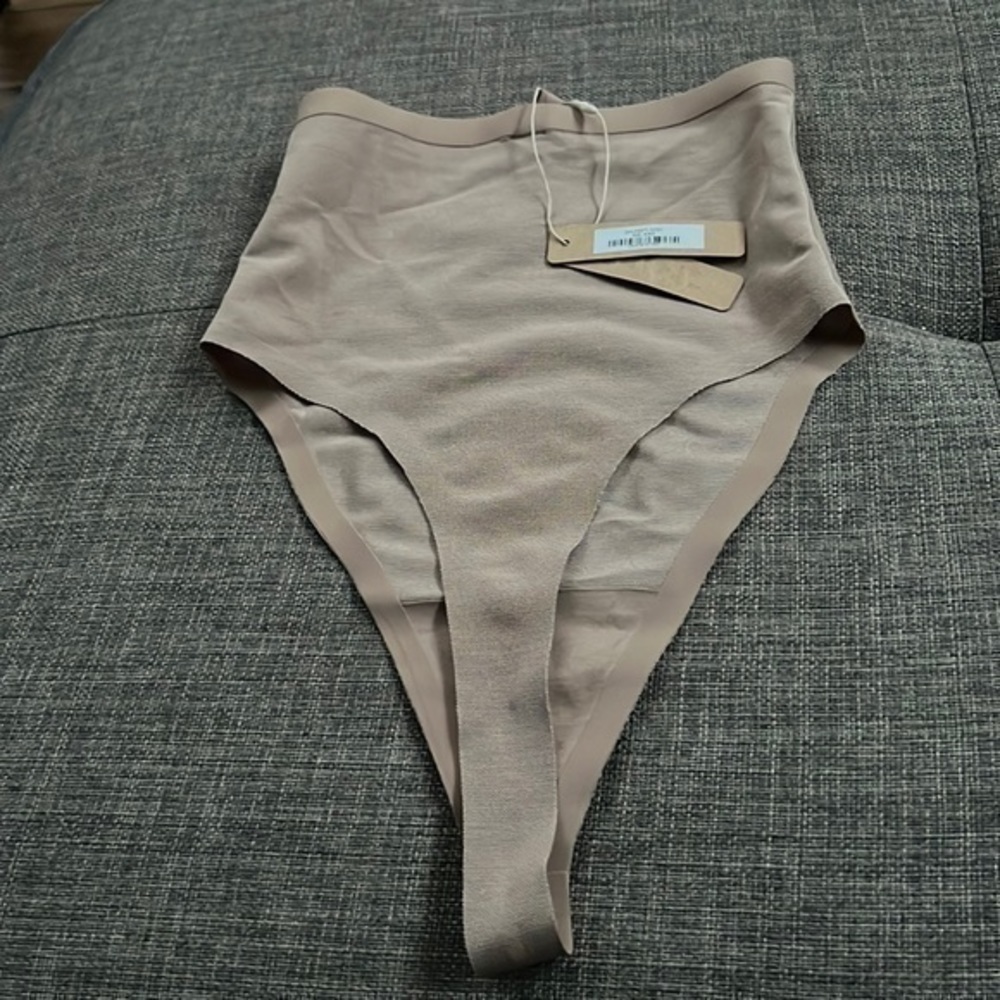 Skims Sculpting Thong High Waist - Picture 7 of 11